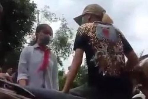Thanh Hóa: Xác minh clip nữ sinh đeo khăn quàng đỏ bị chặn đánh