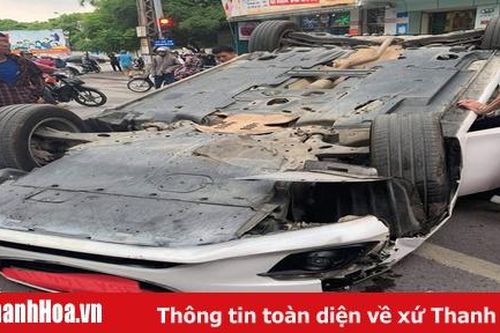 TP Thanh Hóa: Xế hộp bị lật ngửa trên đường Lê Hoàn