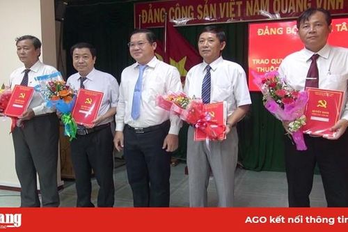 TX. Tân Châu công bố và trao quyết định về công tác cán bộ