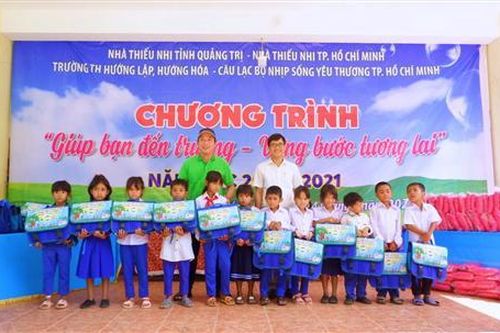 Trao quà cho học sinh vùng khó
