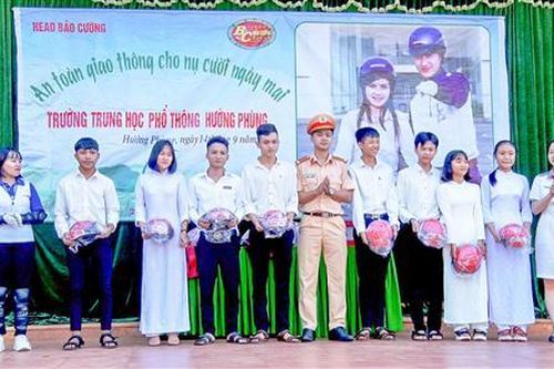 Tuyên truyền an toàn giao thông cho học sinh Trường THPT Hướng Phùng