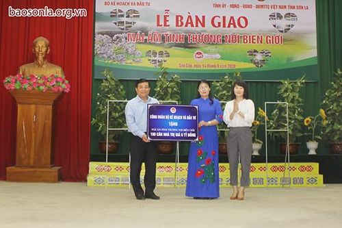Bàn giao 107 căn nhà 'Mái ấm tình thương nơi biên giới' tại Sốp Cộp