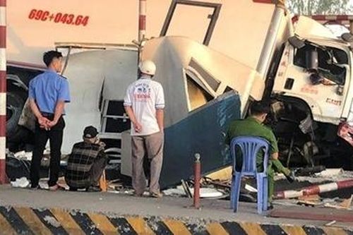 Tài xế xe tải tông vào trạm thu phí BOT Cai Lậy