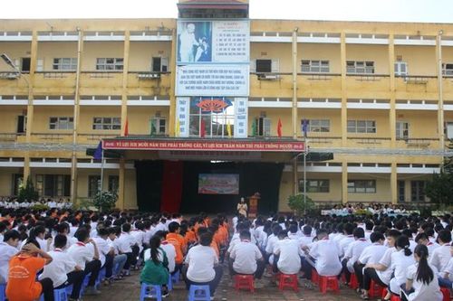 Tuyên truyền luật giao thông cho hơn 800 học sinh, giáo viên