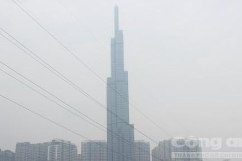 Sương mù phủ kín các tòa cao ốc ở Sài Gòn