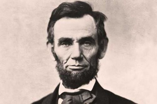 Lọn tóc của cố Tổng thống Abraham Lincoln bán được hơn 80.000 USD