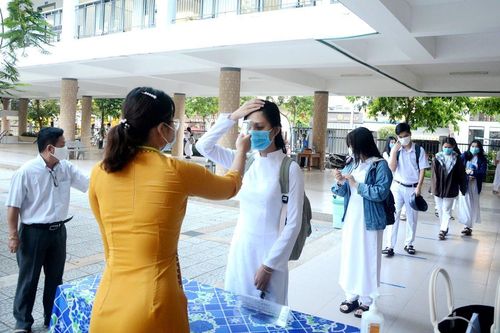 Ngày đầu trở lại trường, học sinh Đà Nẵng xếp hàng dài đo nhiệt độ và sát khuẩn