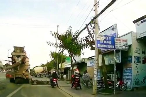 Clip: Hãi hùng cảnh xe bồn tông ô tô và xe máy chờ đèn đỏ ở Vũng Tàu
