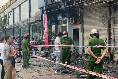 TP.HCM: Chi nhánh ngân hàng Eximbank cùng nhà dân bên cạnh cháy dữ dội lúc rạng sáng