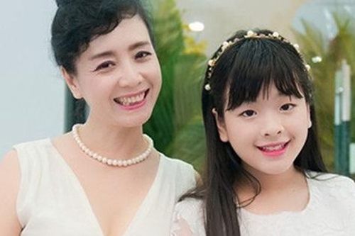 Con gái út 16 tuổi của NSƯT Chiều Xuân không những thay đổi ngoại hình đáng ngạc nhiên mà ngày càng sexy hút mắt