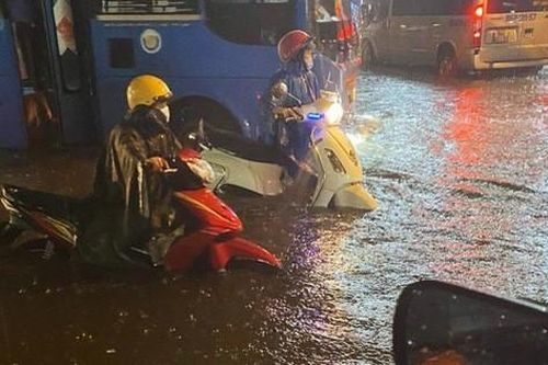 Nhiều tuyến đường Sài Gòn hóa thành 'sông' sau cơn mưa lớn kéo dài
