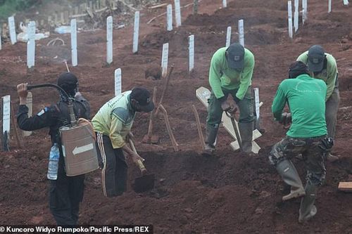 Indonesia: Không chịu đeo khẩu trang sẽ phải đi đào mộ cho các nạn nhân Covid-19