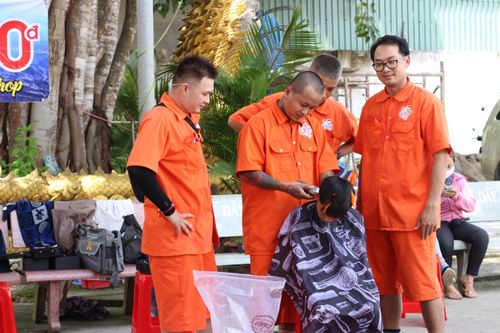Chàng trai cắt tóc và dạy nghề miễn phí
