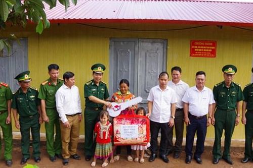 Điện Biên: Bộ đội Biên phòng làm nhà cho hộ nghèo