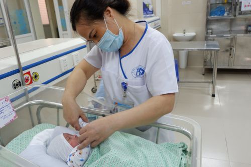 Bé sơ sinh bị bỏ rơi ven đường được xuất viện
