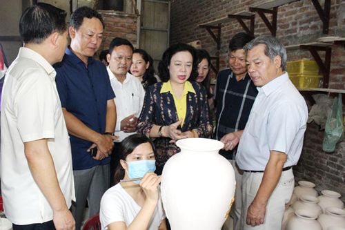 Phó Bí thư Thường trực Thành ủy Ngô Thị Thanh Hằng: Bát Tràng cần tập trung phát triển sản phẩm OCOP gắn với du lịch làng nghề