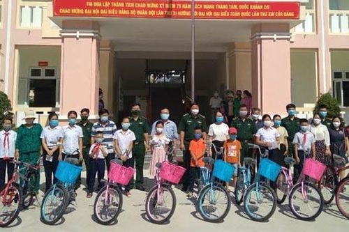Trao quà cho học sinh nghèo tuyến biên giới biển
