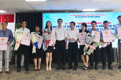 Trao 1.000 giấy chủ quyền nhà ở cho 16 dự án