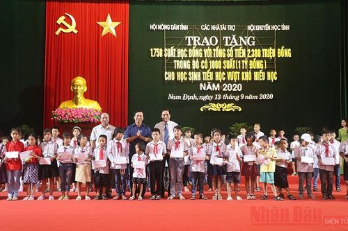 Nam Định trao học bổng cho học sinh nghèo vượt khó hiếu học
