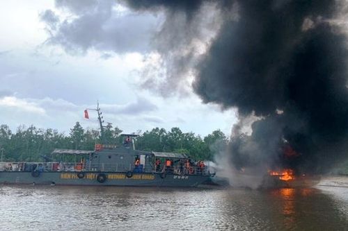 BĐBP Bến Tre tham gia cứu nạn thành công tàu cá bị cháy