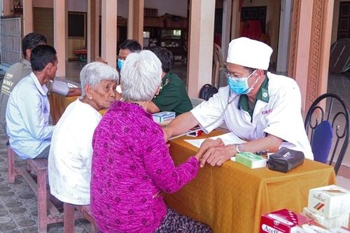 Khám bệnh, cấp thuốc miễn phí cho 200 người dân nghèo dịp lễ Sen Dolta