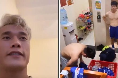 Khổ như Công Phượng: Dọn đồ cho đồng đội lại còn bị Bùi Tiến Dũng quay video troll