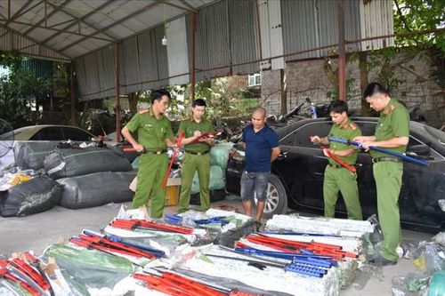 Ninh Bình: Bắt giữ ô tô đeo biển giả chở hàng giả trị giá tiền tỷ và nhiều hung khí