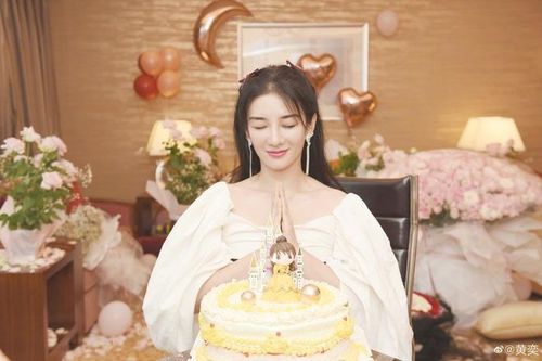 Huỳnh Dịch diện áo trắng tinh khôi trẻ trung như mới ngoài đôi mươi
