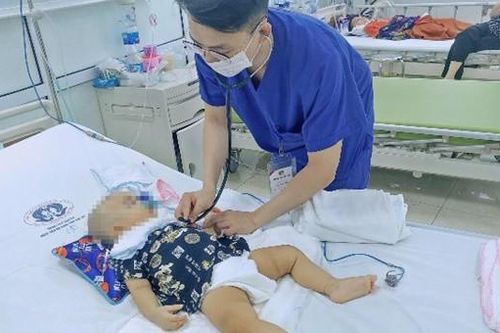 Bé trai 11 tháng tuổi bị kéo đâm xuất huyết não