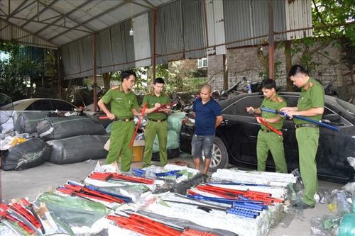 Ô tô mang biển giả chở hàng giả trị giá tiền tỷ và nhiều hung khí