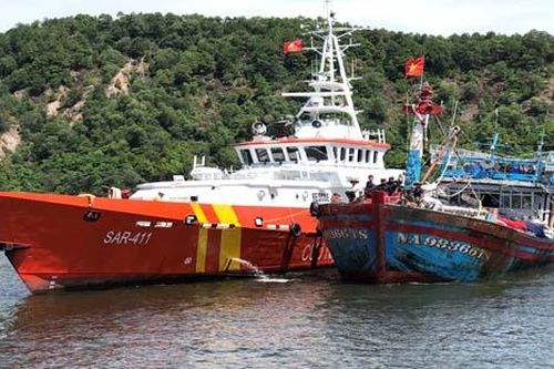 Cứu nạn thành công tàu cá gặp nạn cùng 19 ngư dân trên biển