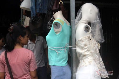 Chợ đồ cổ ở Hà Nội: Bán từ váy cưới cho tới cái cày