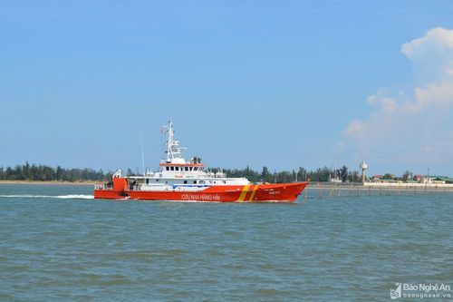 Tàu SAR 411 cứu nạn tàu cá Nghệ An bị hỏng máy trên biển