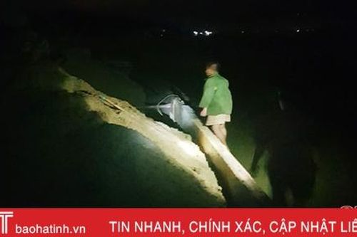Bắt quả tang 2 đối tượng khai thác cát trái phép trên sông Lam