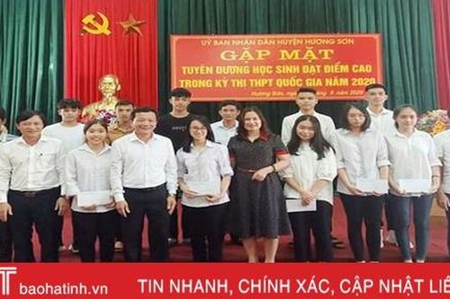 Hương Sơn tuyên dương 26 học sinh đạt điểm cao trong Kỳ thi THPT quốc gia