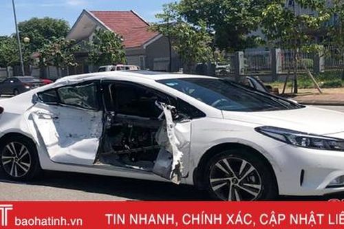 Va chạm mạnh với ô tô tải tại ngã tư ở TP Hà Tĩnh, xe con hiệu Kia bị biến dạng