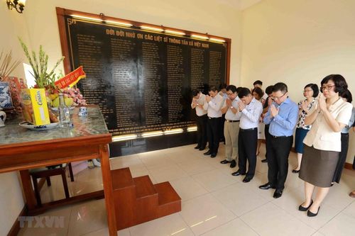 Dâng hương tưởng niệm các liệt sỹ nhà báo của TTXVN