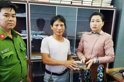 Người đàn ông thu mua phế liệu trao trả lại 87 triệu đồng cùng nhiều tài sản khác cho người đánh rơi