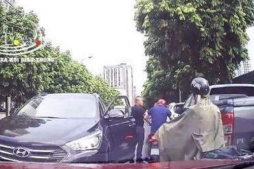 Đi lấn làn còn hung hăng tát người, tài xế ô tô nhận cái kết bẽ bàng khi bị phản đòn