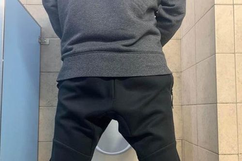 Xem thường cơn đau nhức ở mông, khó tiểu, người đàn ông được chẩn đoán ung thư giai đoạn cuối