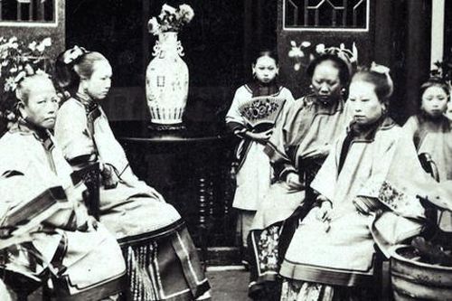 Loạt ảnh cũ phản ánh chân thật vẻ ngoài của các nữ nhân trong một gia đình quan chức triều nhà Thanh