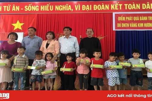 An Giang: 300 phần quà Trung thu đến với học sinh nghèo vùng dân tộc, tôn giáo