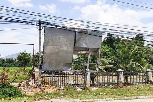 Bảng tuyên truyền bị hư hỏng