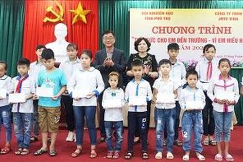 Trao 1.510 suất học bổng trong chương trình 'Tiếp sức cho em đến trường', 'Vì em hiếu học'