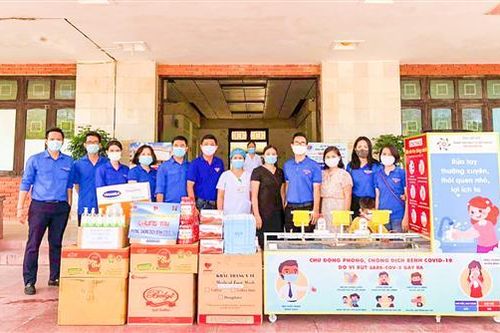 Tuổi trẻ Đoàn Khối Cơ quan và Doanh nghiệp tỉnh Quảng Trị tặng nhiều suất quà, vật tư y tế chung tay phòng, chống dịch
