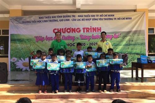 Chương trình 'Giúp bạn đến trường – Vững bước tương lai' tại xã Linh Trường, huyện Gio Linh