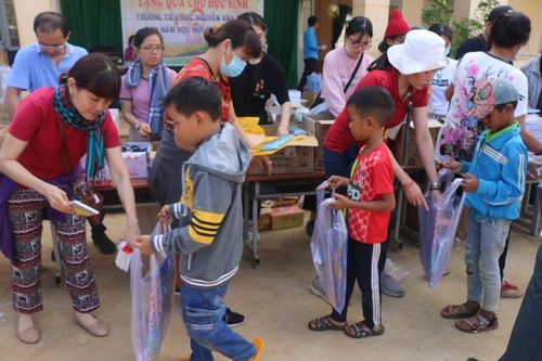 Phật tử TV.Vạn Hạnh, Hội TT TP.Mỹ Tho tặng quà học sinh