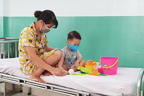 Phòng, chống COVID-19 cho trẻ nhỏ: Thắt chặt 'vành đai an toàn' từ xa