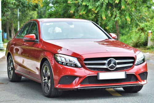 Mercedes-Benz C-Class là dòng xe ấn tượng nhất trên ứng dụng hẹn hò
