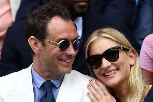 Jude Law đón con thứ sáu